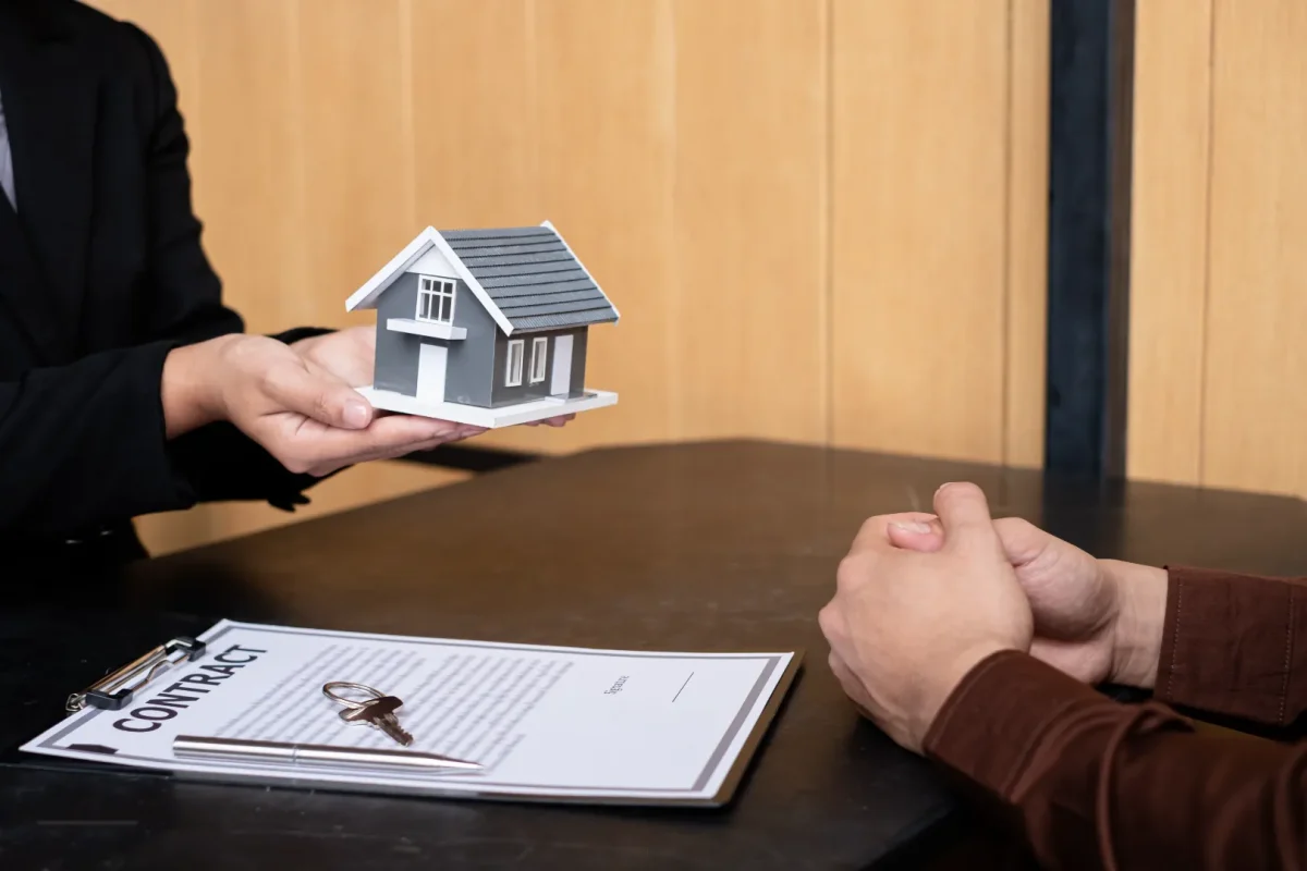 compressed_midsection-person-holding-smart-phone-table