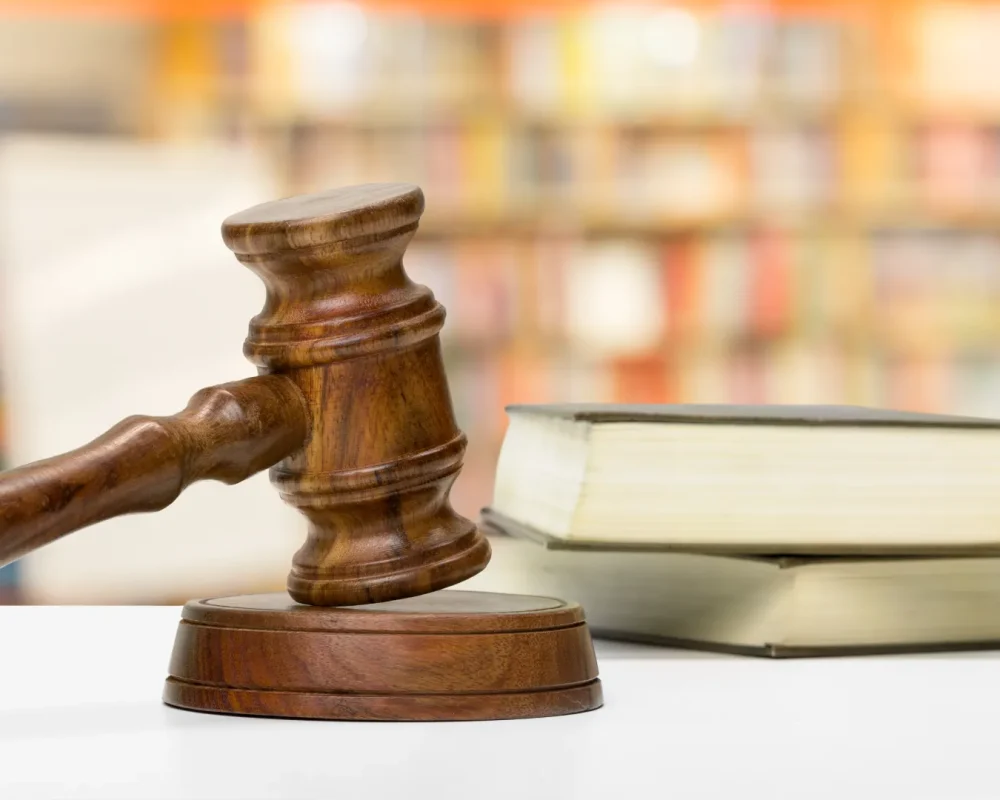 compressed_wooden-gavel-books-wooden-table
